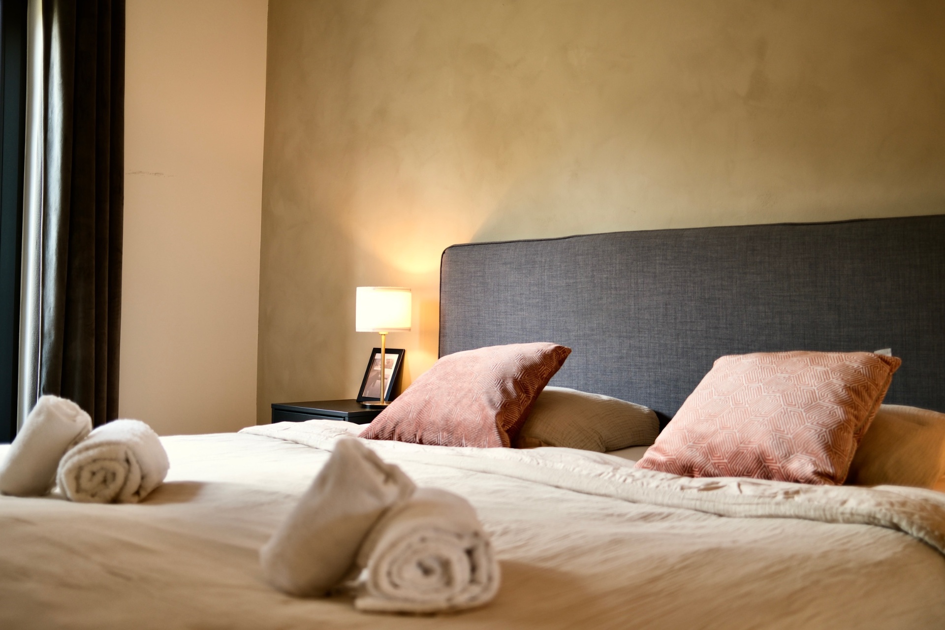 Slaapkamer met tweepersoonsbed in EIK 1