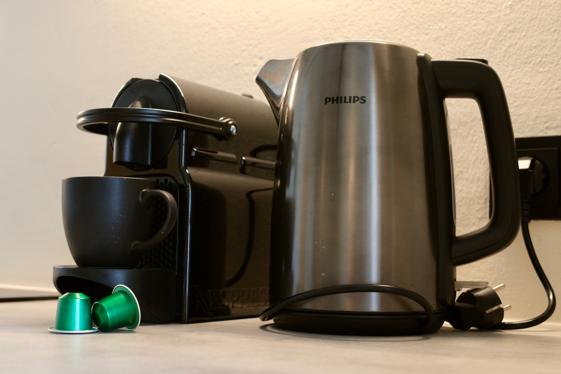 Nespresso koffiemachine en waterkoker in EIK 2