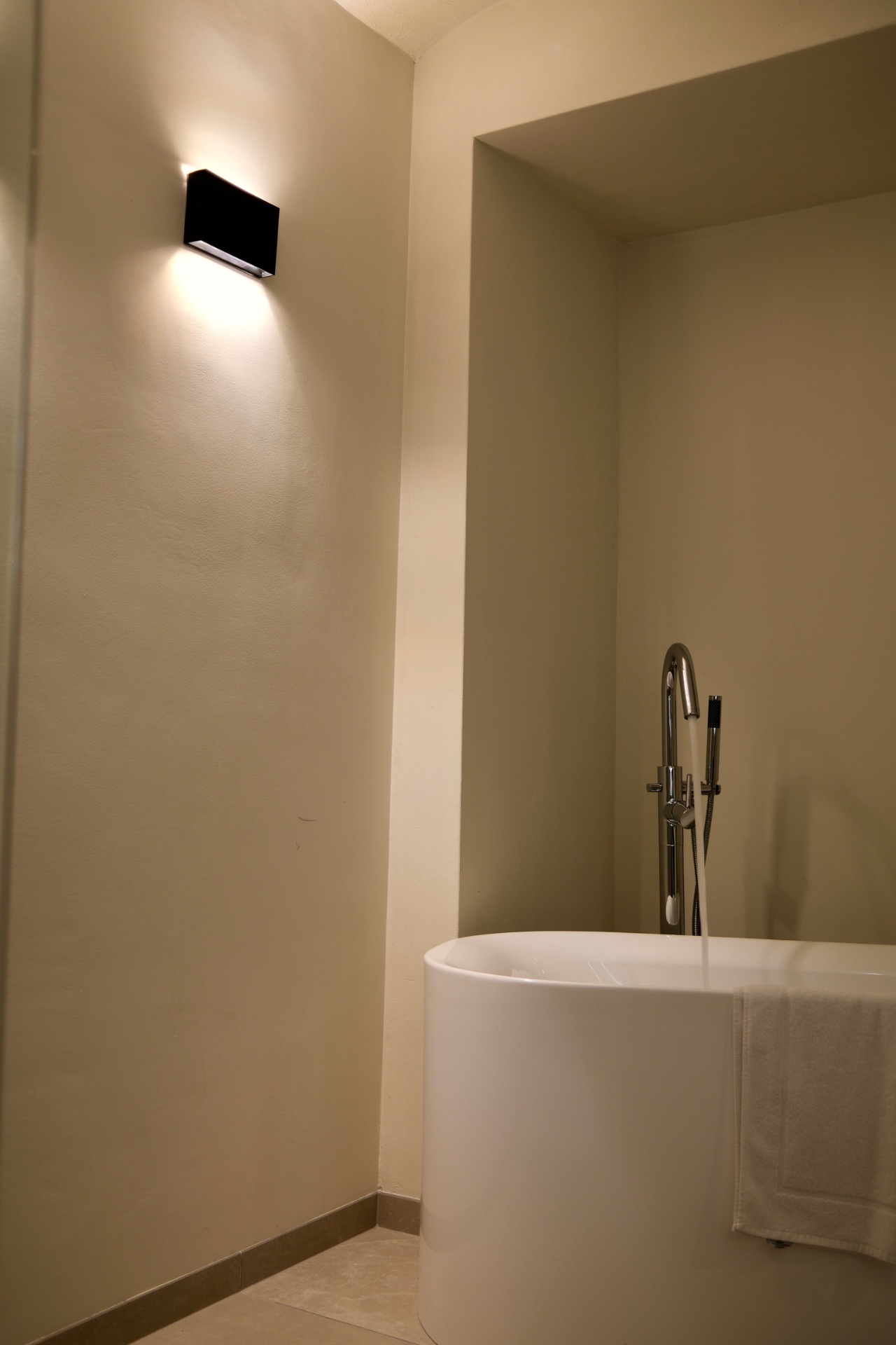 Luxe badkamer met vrijstaand bad in EIK 1