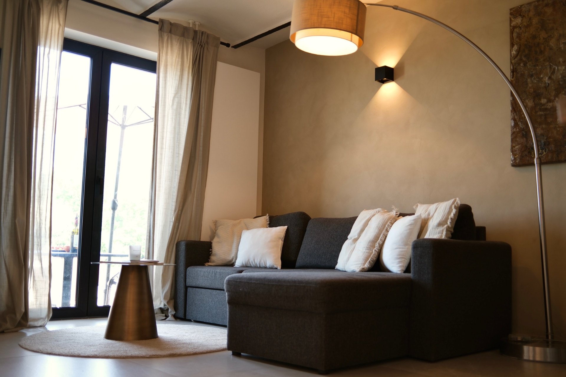 Woonkamer met slaapbank en sfeerverlichting in EIK 2