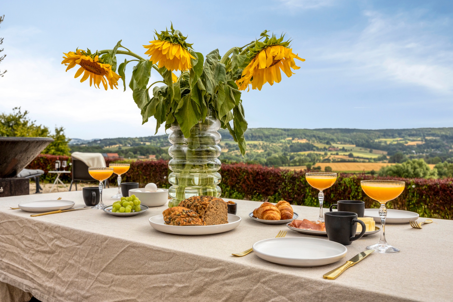 Ontbijttafel met uitzicht over Zuid-Limburg