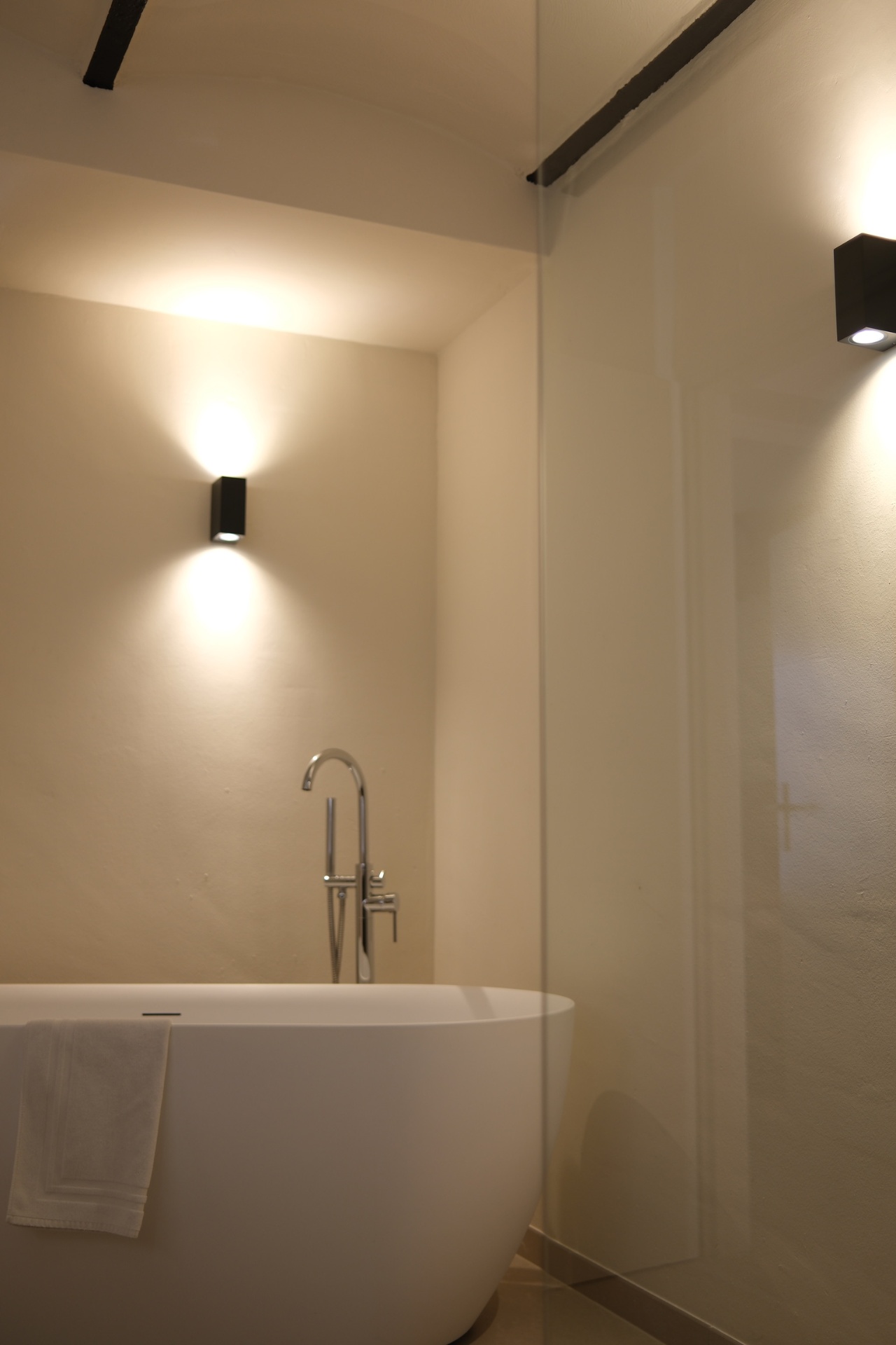 Badkamer met vrijstaand ligbad in EIK 2