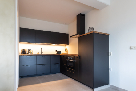 Volledig ingerichte keuken met oven in EIK 9