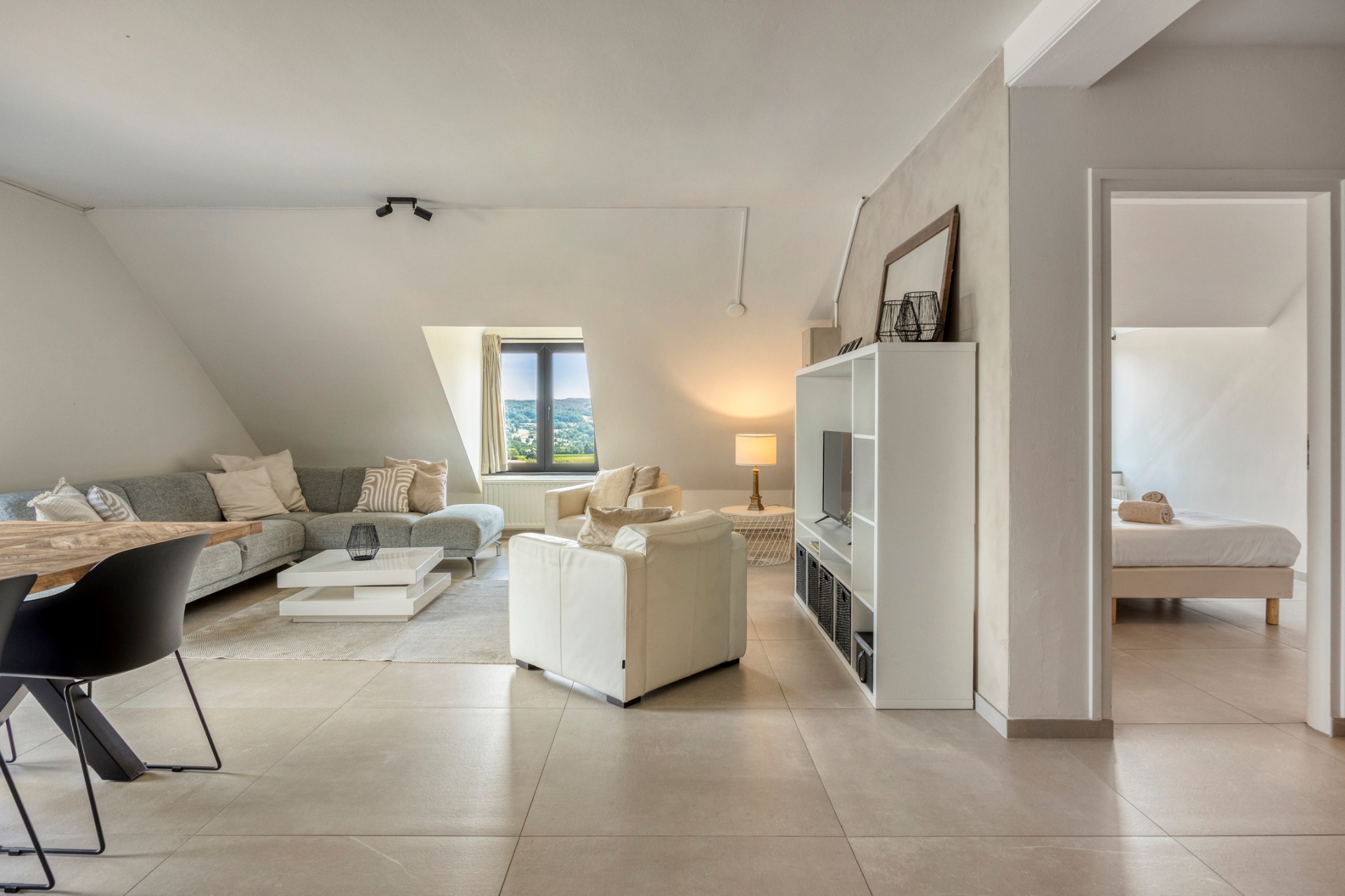 Ruime loft-woonkamer met loungebank en uitzicht in EIK 9