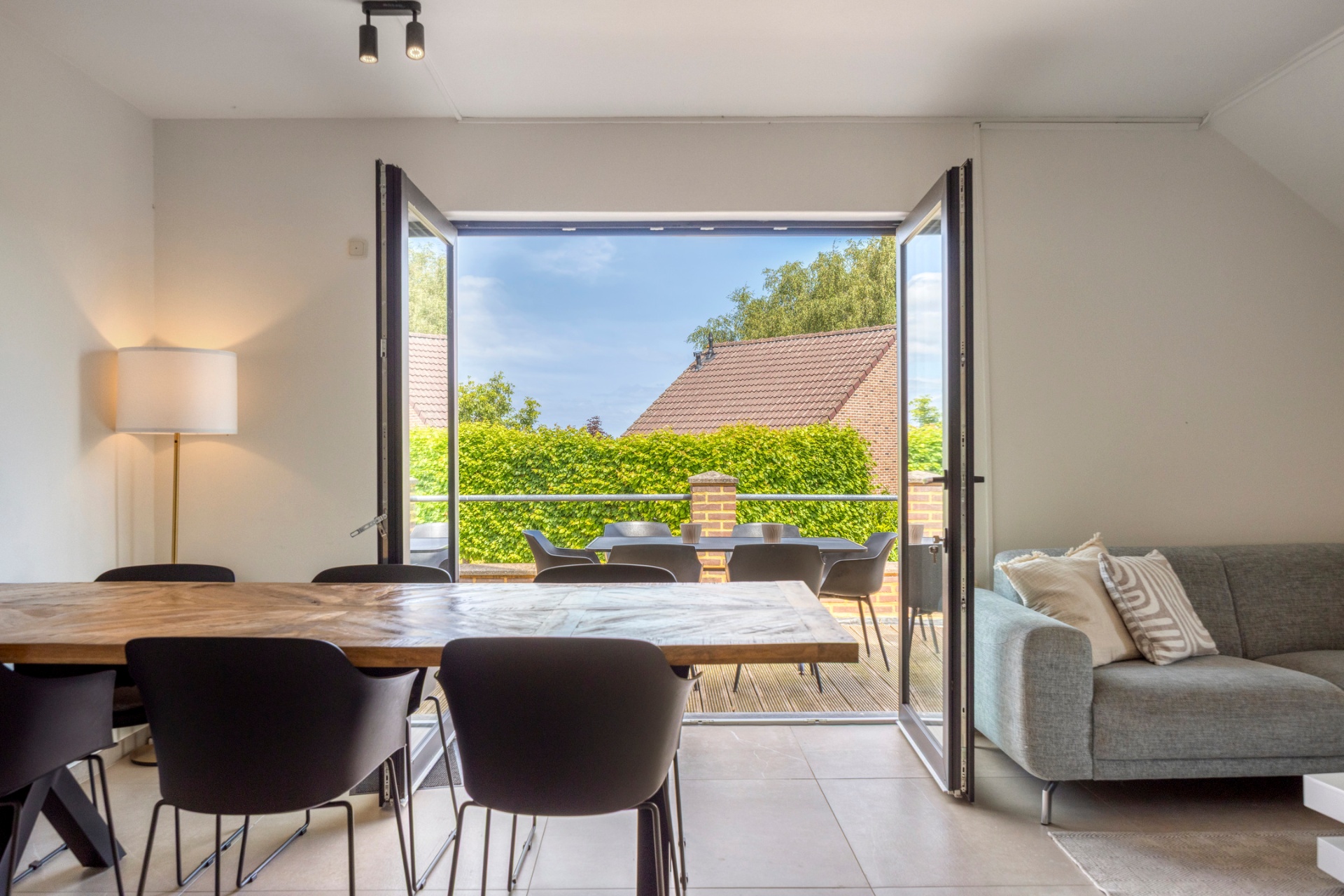 Openslaande deuren naar het balkon met buitentafel in EIK 9