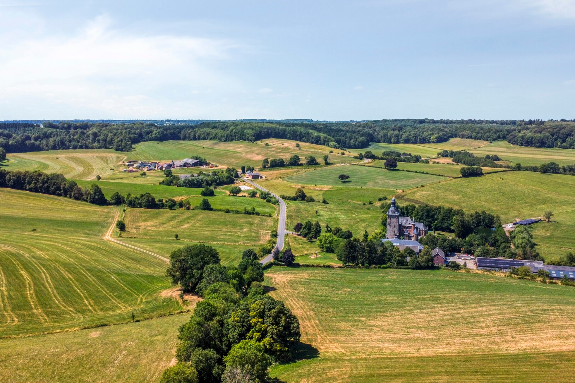 Luchtfoto van het glooiende landschap rond Epen