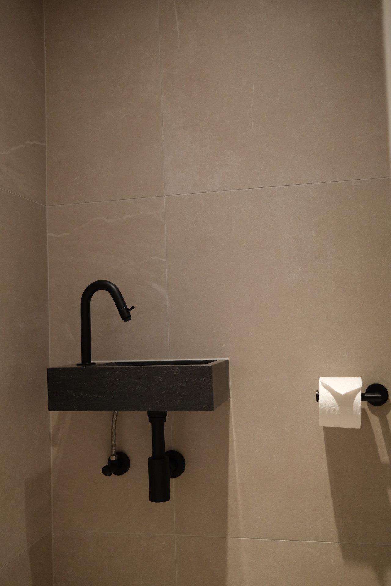 Apart toilet met natuurstenen fontein in EIK 4