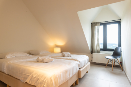 Ruime slaapkamer met drie bedden in EIK 9