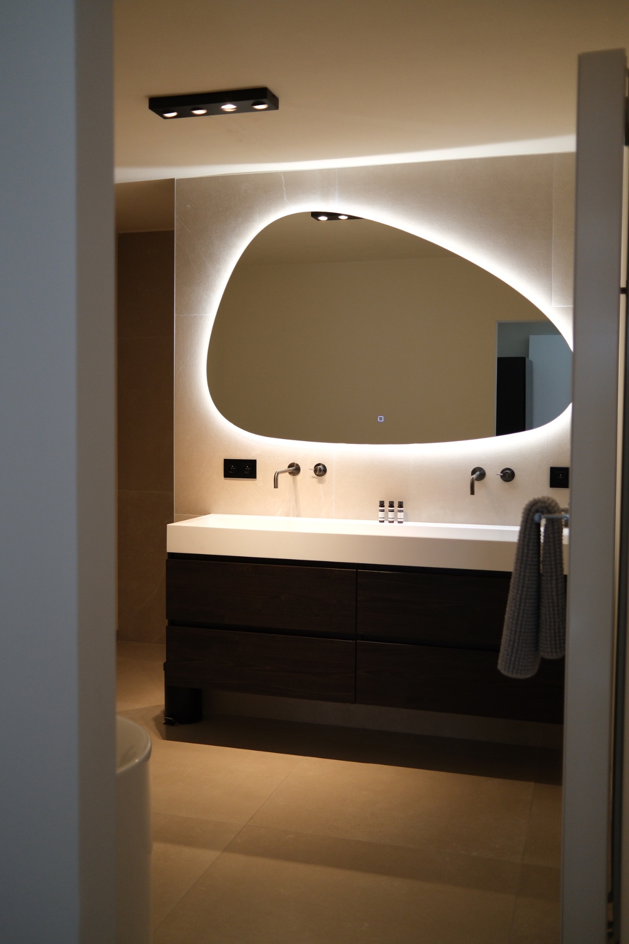 Luxe en-suite badkamer met sfeerspiegel in EIK 4