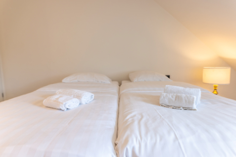 Comfortabele bedden met verse handdoeken in EIK 9