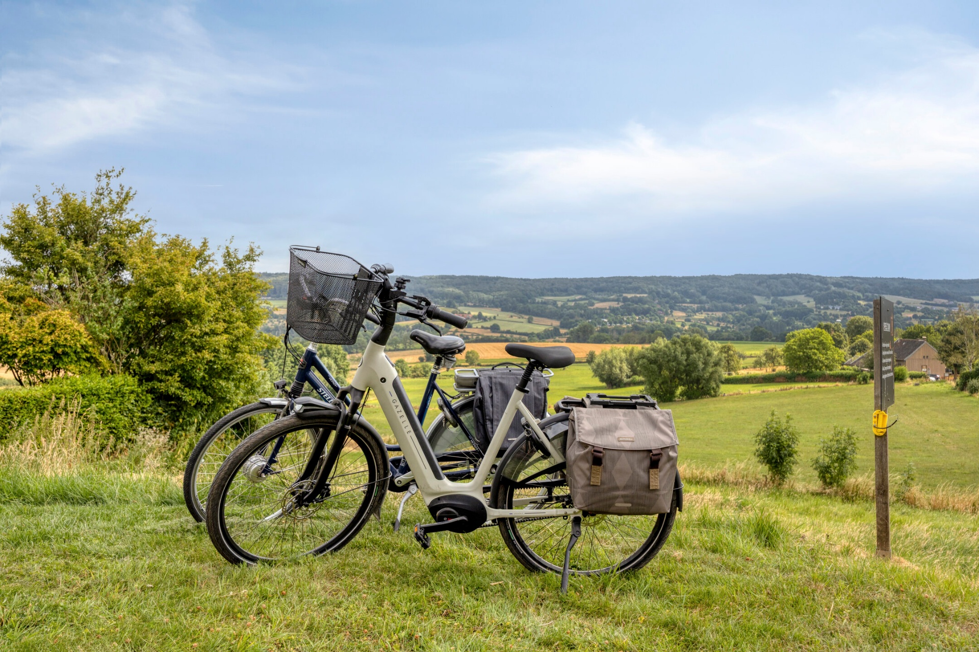 Fietsen klaar voor een tocht door het heuvelland