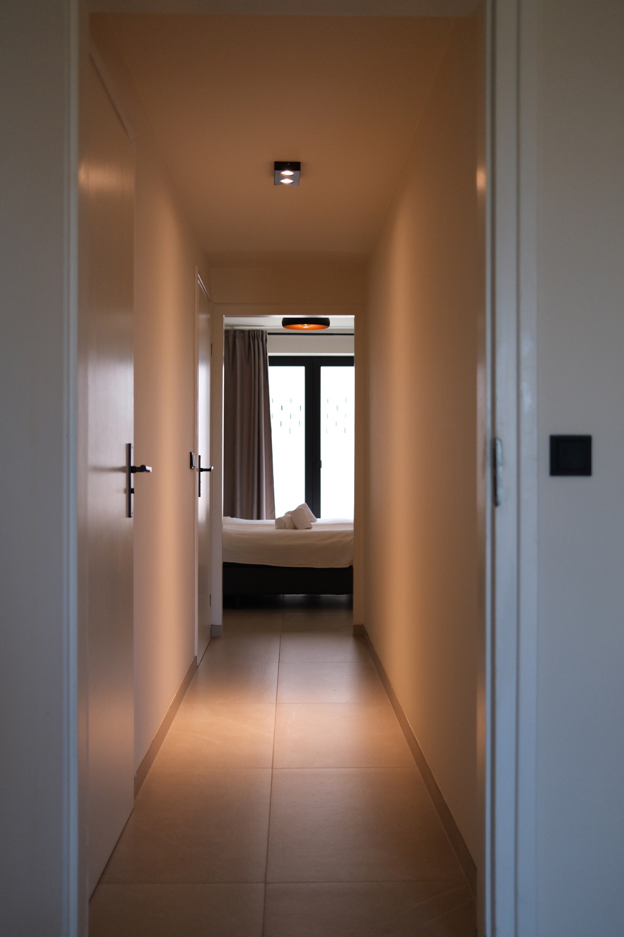 Hal met zicht op de slaapkamer in EIK 4