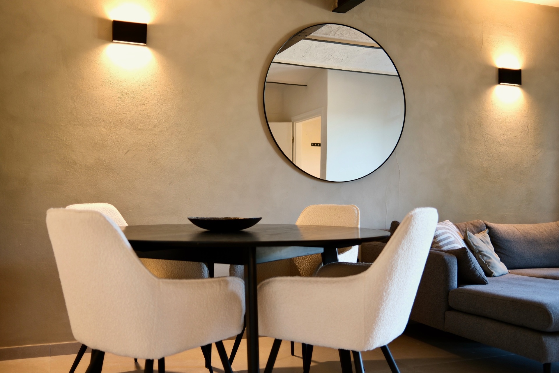 Eethoek met ronde tafel en spiegel in EIK 1