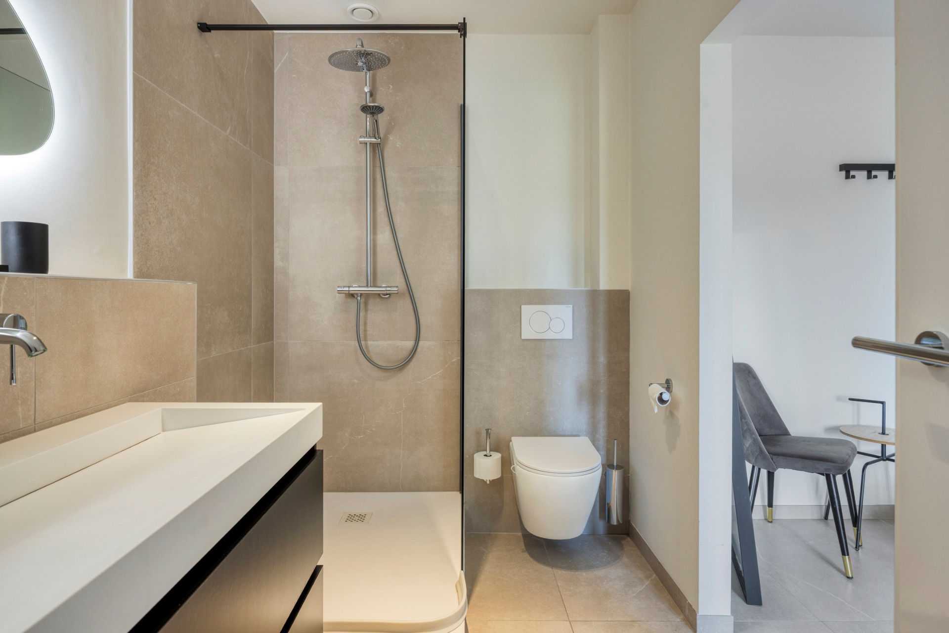 Moderne badkamer met inloopdouche en toilet in EIK 9