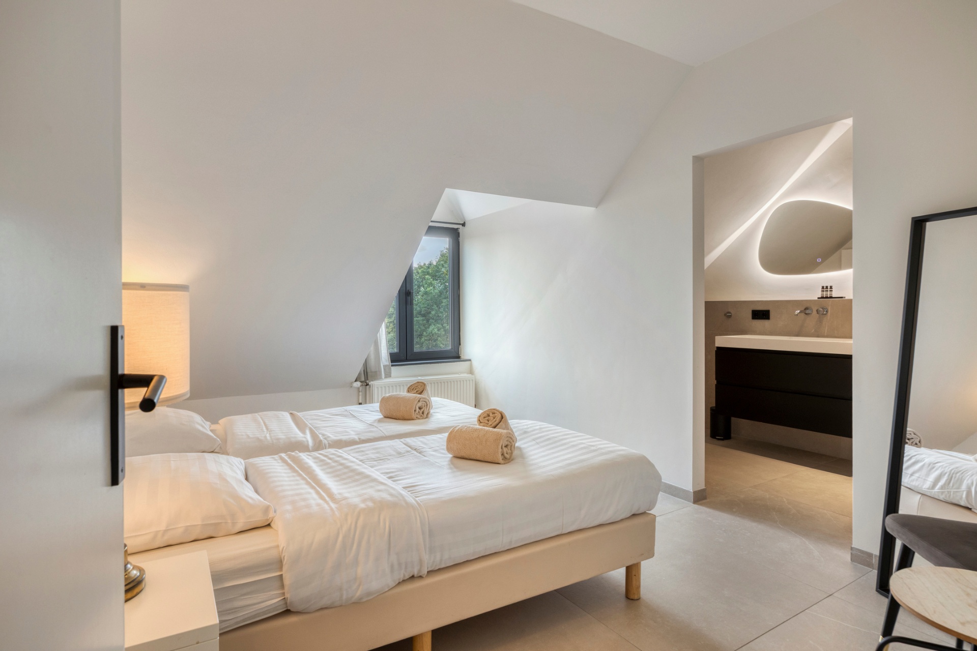 Slaapkamer met tweepersoonsbed en en-suite badkamer in EIK 9