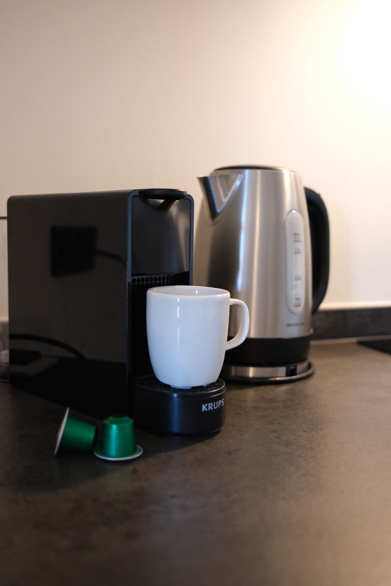 Nespresso koffiemachine en waterkoker in EIK 4
