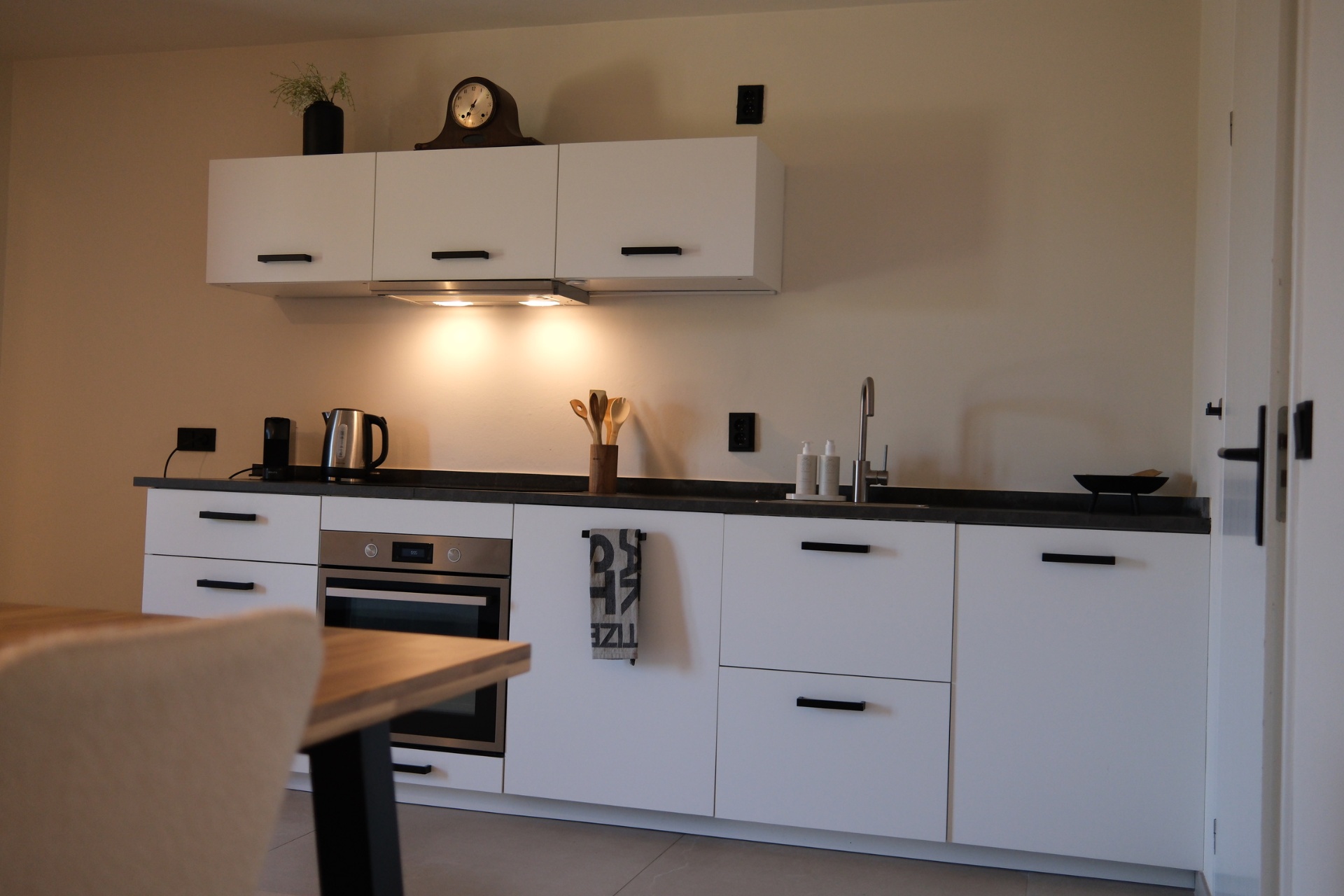 Volledig ingerichte keuken met oven in EIK 4